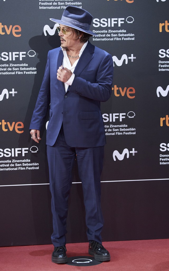 Mindeközben Johnny Depp minden női szívet megdobogtatott a vörös szőnyegen