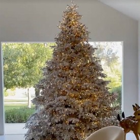 Kim Kardashian Westék a stílusos fehér karácsonyra szavaztak idén.