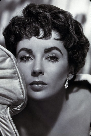 Elizabeth Taylor már gyerekszínészként világhírű lett A nagy derby című filmnek köszönhetően, ami elindította hosszú és sikeres karrierjét.