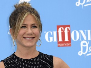 Jennifer Aniston díjat kapott, topless napozott és jachtozott