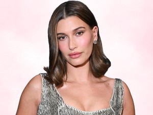 Hailey Bieber élete legmerészebb fotósorozatát vállalta be, a végeredmény arcpirító lett