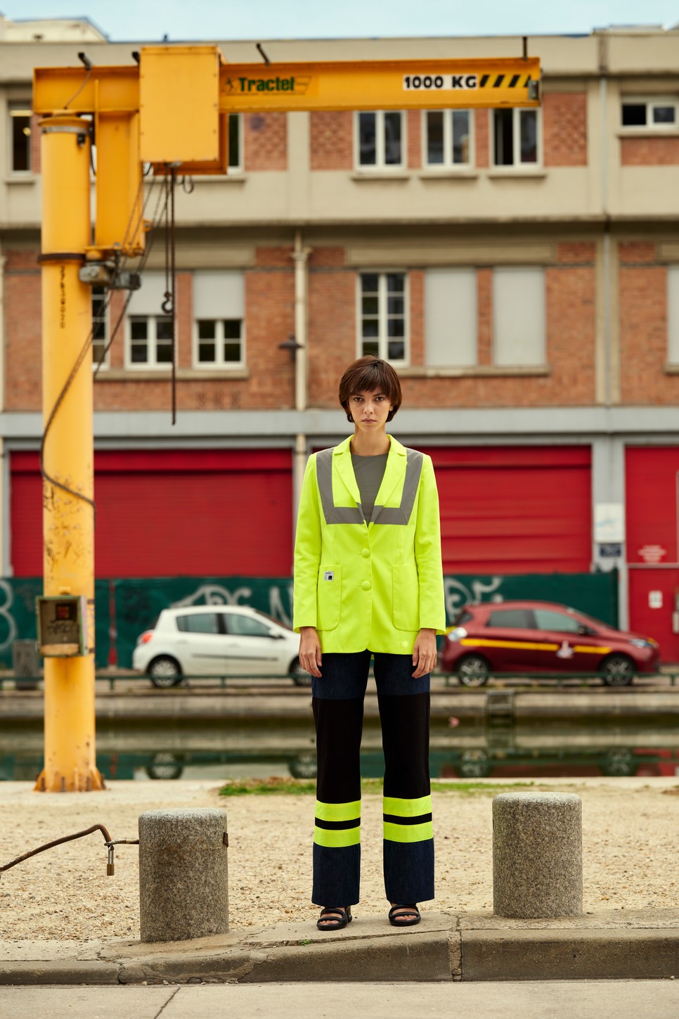 A Mossi a köztisztasági vállalat uniformisaiból indult ki és egy meglehetősen figyelemreméltó kollekciót prezentált a párizsi divathéten