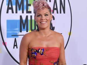 Pink hatalmas rózsaszín habcsóknak öltözött a díjátadóra