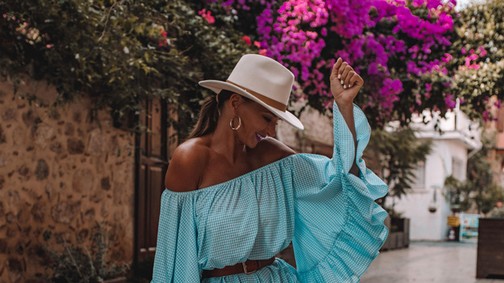 Imádjuk Nagy Niki rúzsát ezzel a ruhával!