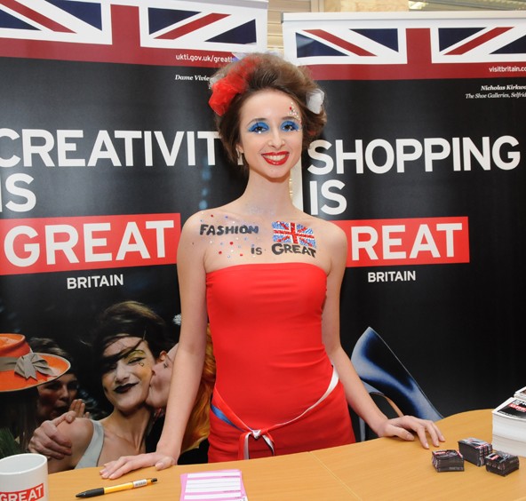 A Great Britain hoszteszlánynál ajándékot kapott az, aki brit márkákból válogatta össze a szettjét