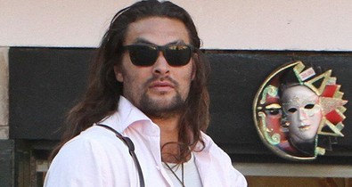 Jason Momoa fürdőnaciban pancsikol, ha érdekel, van pár képünk