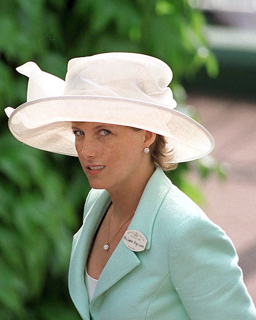 A gyönyörű kék szemeiből csak úgy sugárzott - és a mai napig sugárzik - a kedvesség. (1996)