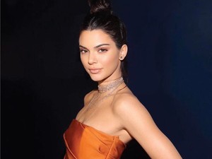 Kendall Jenner felvette nagymamája terítőjét! És még a mellét is mutogatja!