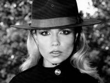 Vetkőzik és büntet