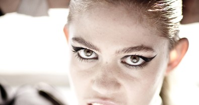 Szivárványszín és szédítő popzene: Ez Grimes világa