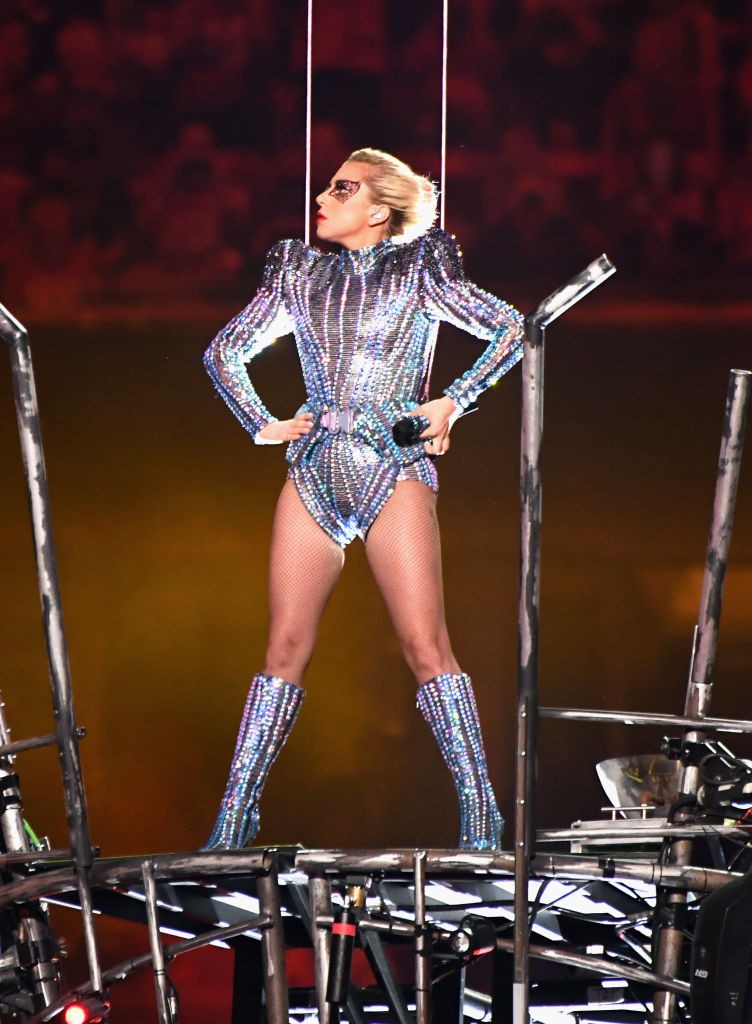 Lady Gaga a magasból ereszkedett le 2017-ben, hogy meghódítsa a Super Bowl nézőit 