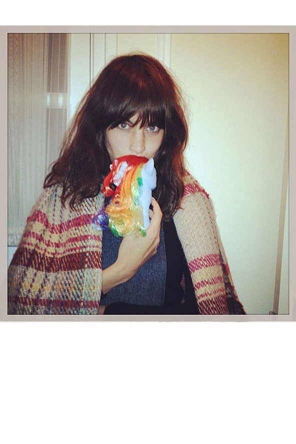 Vannak olyan napok, amikor Alexa Chung is csak egy pokrócba burkolózva szeretne lenni és közbe Én kicsi pónimat ölelni.