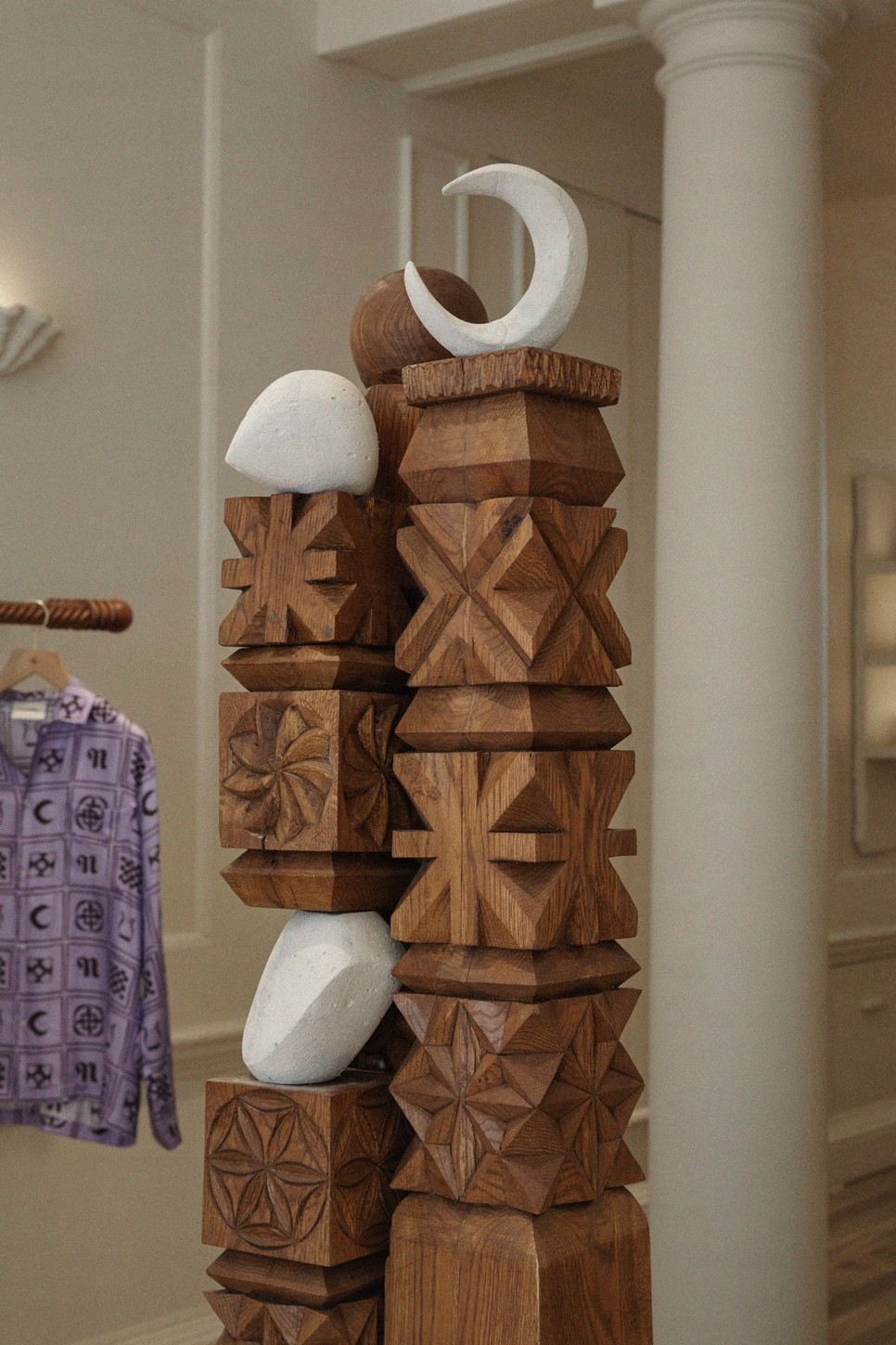 Abrus Aladár fafaragó készítette az installációhoz a kopjafákat