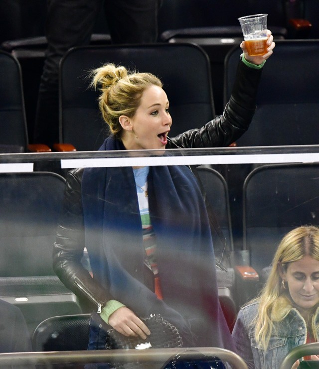 Jennifer Lawrence hokimeccsen szurkol