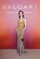 A Bvlgari eseményén egy csillogó, arany, áttetsző részleteket tartalmazó kreációban ragyogott. (2023)