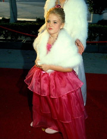 Ki ez a duzzogó kis angyal? Naná, hogy Drew Barrymore, aki ugyan nem volt jelölve, viszont az E.T. című film szereplőjeként már 8 évesen átesett a tűzkeresztségen 