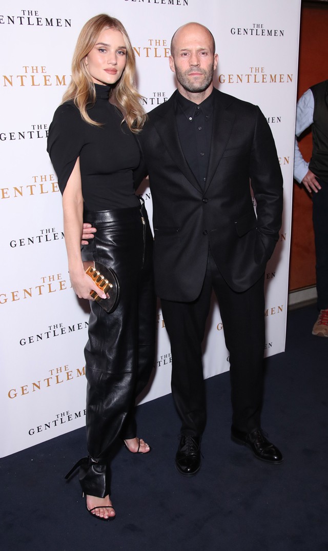 Rosie Huntington-Whiteley és Jason Statham csupán egy centi különbség van, de a vörös szőnyeges megjelenéseknél a magas sarkú még jobban kihangsúlyozza a különbséget. 2010 óta alkot egy párt a modell és a színész. 