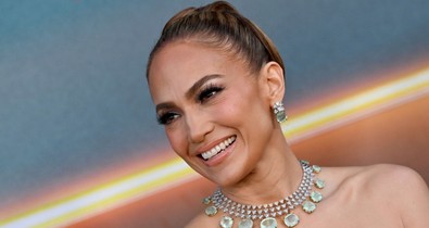 Jennifer Lopez úgy ünnepelte 55. születésnapját, mintha most érkezett volna a Bridgerton forgatásáról