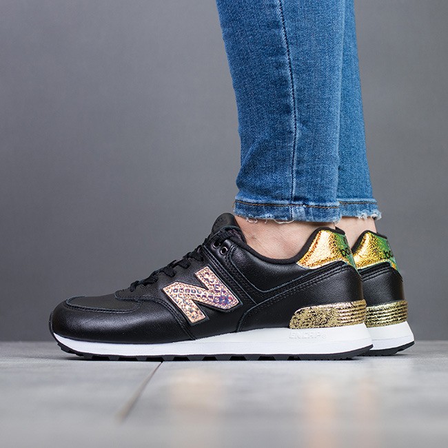 Az 1988-ban két New Balance modell ötvözéséből kifejlesztett modell igazi klasszikussá nőtte ki magát és vált az eredetiség szimbólumává az évek során. NIKE New Balance 574, 31 990 Forint, GLAMOUR-napokon 25 592 Forint