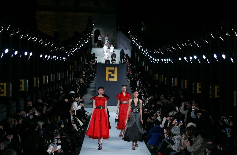 Exkluzív helyszíneken mutatnak be a luxusdivat nagyjai