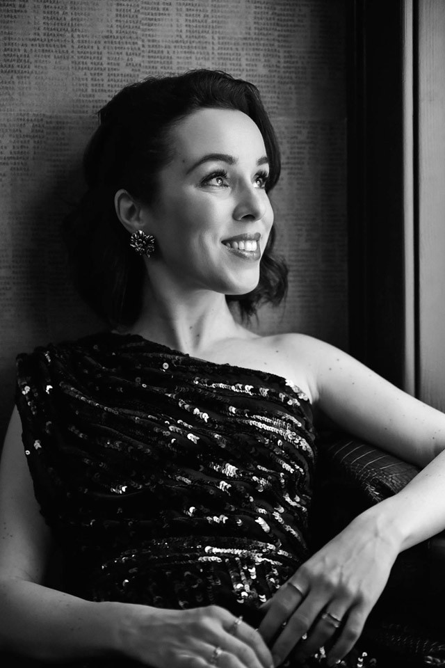 Kozma Orsi tetőtől talpig flitterben ünnepli a pénteket