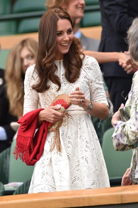 2014 - Katalin 2013-ban nem tudott megjelenni Wimbledonban, mivel várandós volt György herceggel. A következő évben klasszikus nyári stílusban tért vissza, egy csipkés Zimmermann ruhában, amelyet korábban egy ausztráliai és új-zélandi körúton is viselt már. Külön figyelmet érdemel izgalmas Anya Hindmarch legyező táskája.