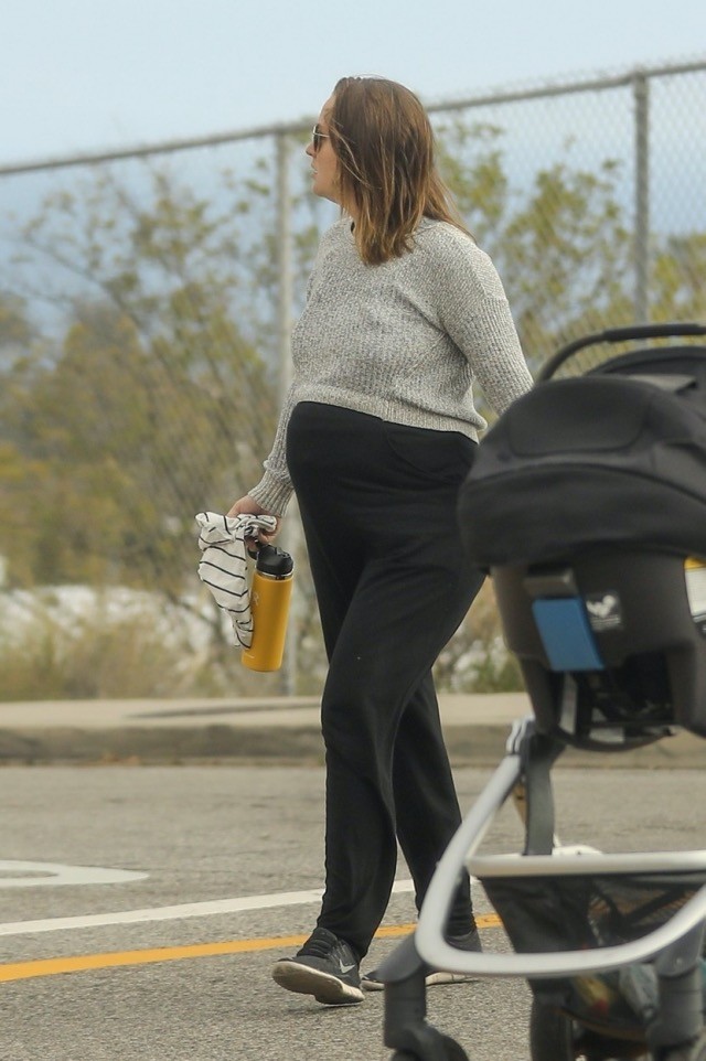 Végre vannak fotók! Íme Leighton Meester és a szép, kerek hasa!