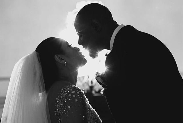 Az év legdöbbenetesebb menyasszonyi ruhája teljesen átlátszó és 50 ezer Swarovski kristály díszíti