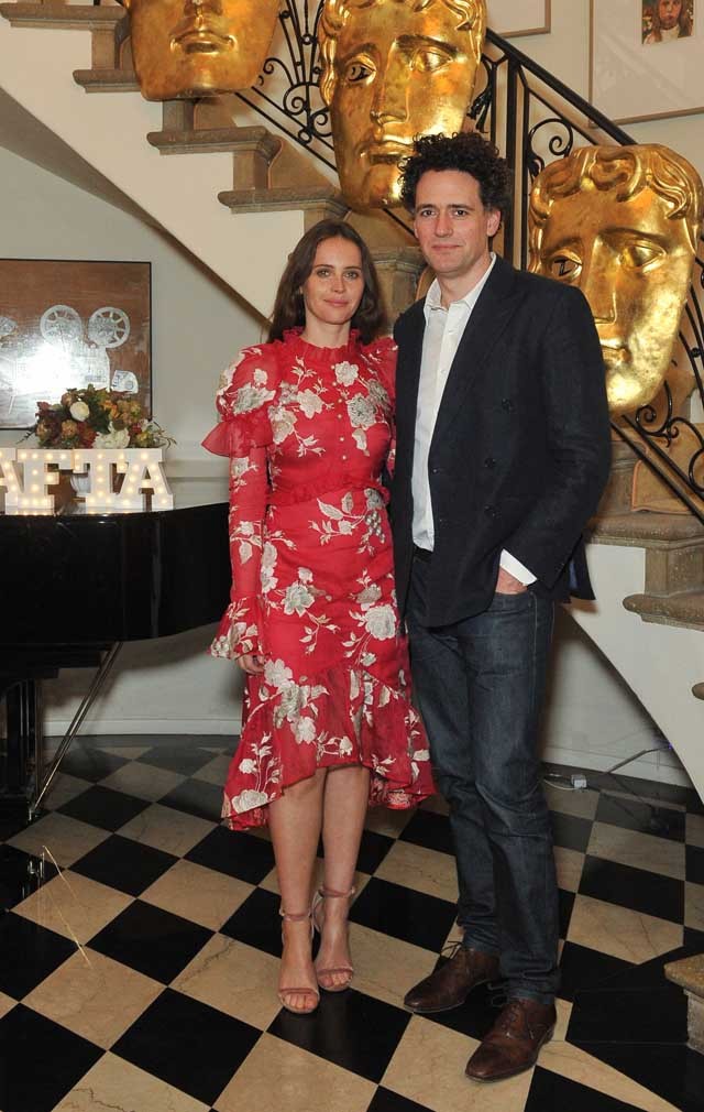 Felicity Jones és Charles Guard