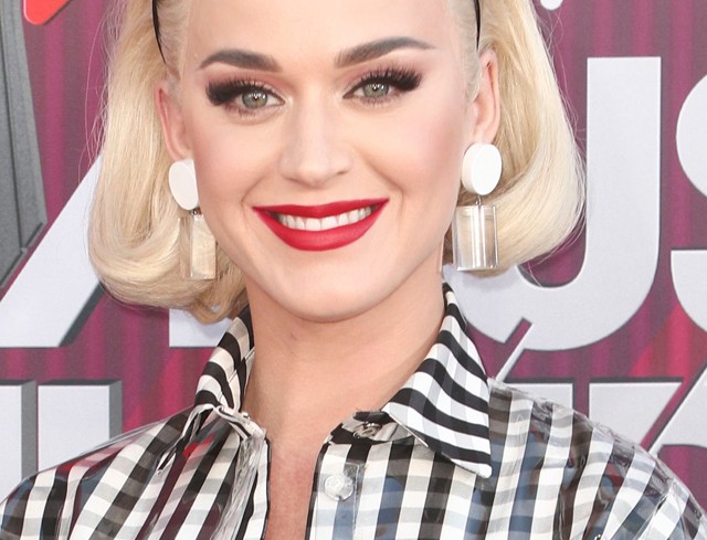 Előnytelen: Katy Perry saját karikatúrájának öltözött