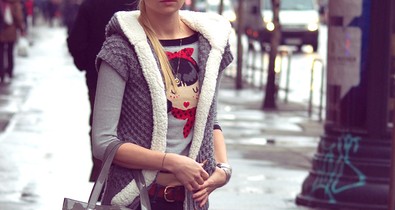 Iszak Eszti kedvenc táskájával pénteken