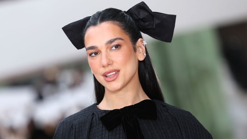 Dua Lipa simán bevállalta a nadrág nélküli trendet