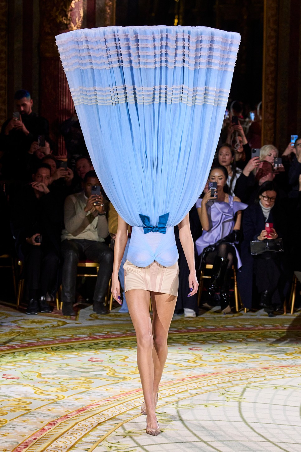 Viktor & Rolf legújabb kollekciója a fejetetejére forgatta a divatvilágot