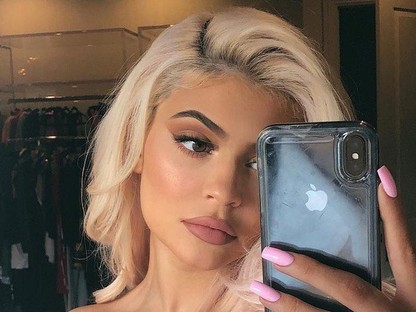 Kylie Jenner olyat pucsít ebben a lakkbőr miniben, hogy húúú