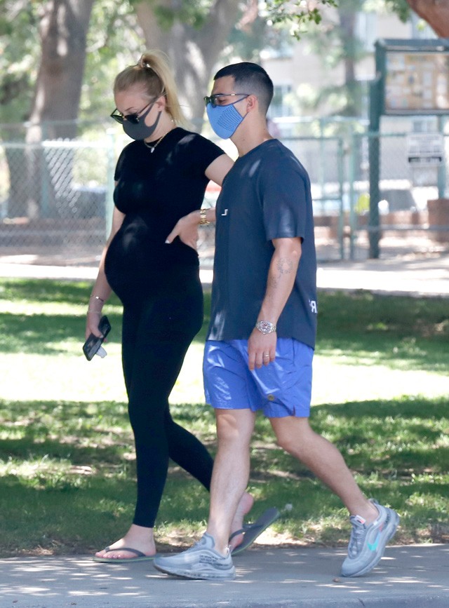 De cuki kismama! Sophie Turner pocakja már ilyen nagy!