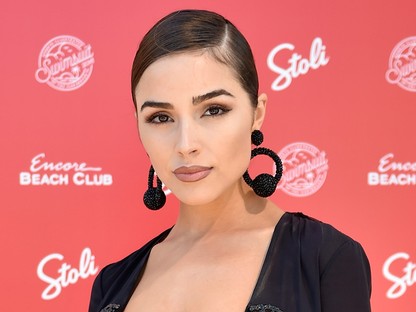 A szépségkirálynő ultraszexi szerelése a medencés partira