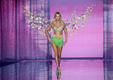Az idei Victoria's Secret Fashion Show-t a gyönyörű Bella Hadid nyitotta meg, aki tavasztündérként pompázott virágokkal díszített fehérneműjében. 
