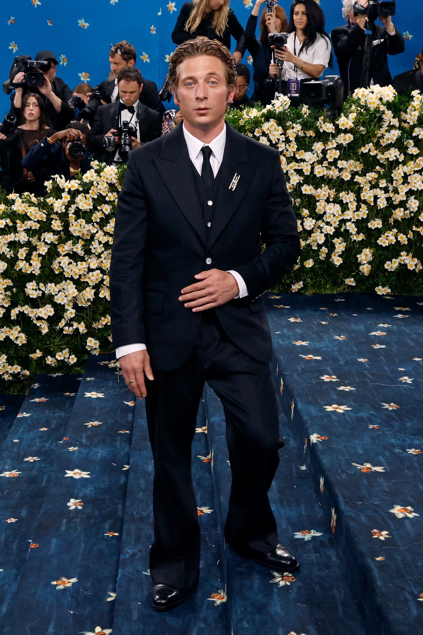 Jeremy Allen White egyszerűen, mégis stílusosan festett. White egyedi tervezésű Louis Vuitton öltönye tökéletes volt, ám ennél jóval merészebb megjelenésekben is láthattuk már a színészt a vörös szőnyegen.