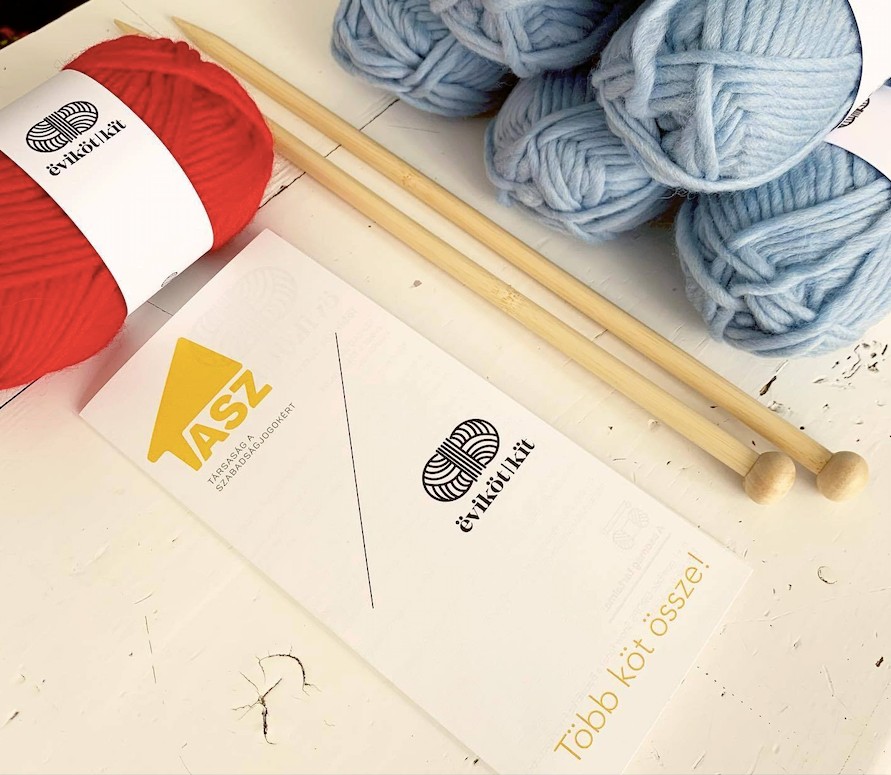 Az ëviköt x TASZ kötőkït ára: 14.900.-, amiből 5.000.- forinttal a TASZ-t támogatod!