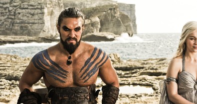 Emilia Clarke és Jason Momoa minden egyes szexjelenetük előtt zokogtak a Trónok harca forgatásán