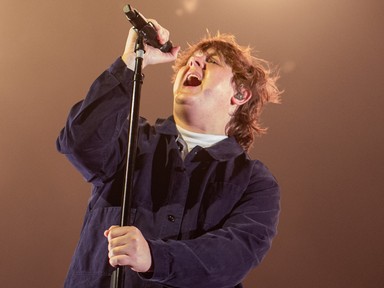 Lewis Capaldi elképesztő koncertet adott a Sziget Fesztiválon - egy dologról egész végig nem tudta levenni a szemét 