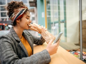 Csak óvatosan, évekkel megrövidítheti az életed, ha így eszel