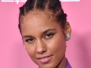 Alicia Keys egy óriási scrunchie-t viselt... a DEREKÁN!