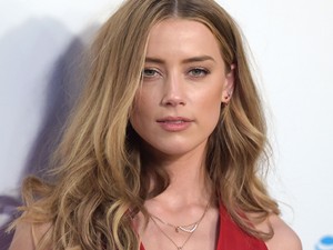Amber Heard szexi lábvillantását tanítani kellene