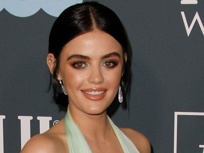 Lucy Hale köldökig kivágott mentaszínű ruhája maga a csoda