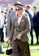 Erzsébet királynő unokája, Zara Tindall nemrég az ascoti lóversenypályán tett tanúbizonyságot a kifinomult ízléséről. A klasszikus barna blézert egy vékony fekete övvel dobta fel.