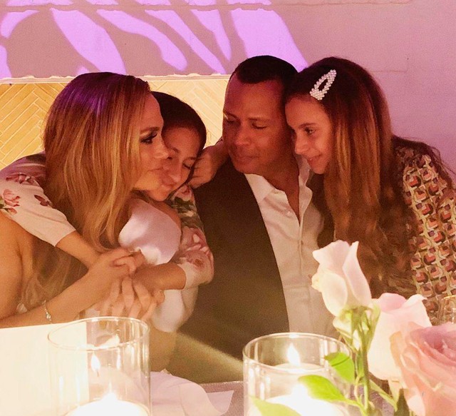 Jennifer Lopez és családja olyan cuki hálaadáskor, hogy bár örökbe fogadnának minket is