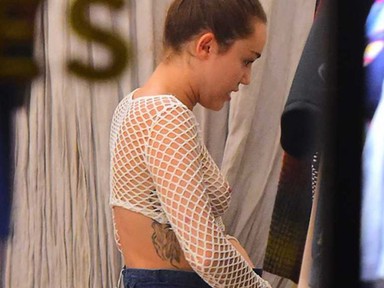 Megint nyilvánosan mutogatta a melleit Miley Cyrus