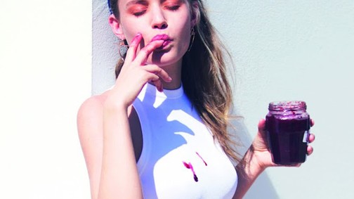 Pucsít, bugyit mutat, cukiskodik Jagger lánya - de mit szól ehhez apuci?