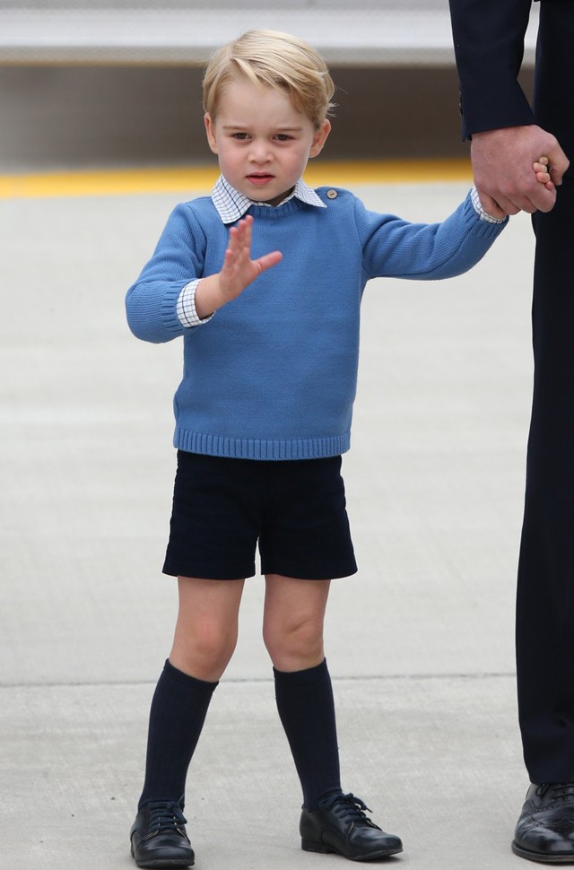 Bizarr szokás! György hercegre ugyanazokat a ruhákat adják, mint régen Vilmosra?